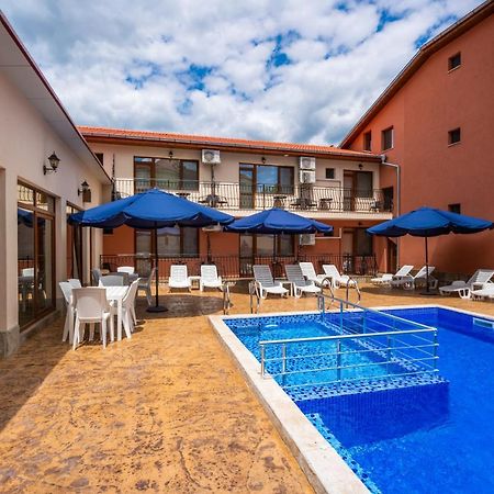 Family Hotel Preslav Экстерьер фото