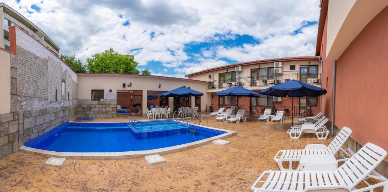 Family Hotel Preslav Экстерьер фото