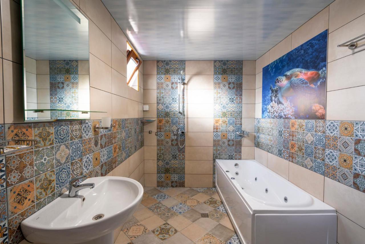 Family Hotel Preslav Экстерьер фото