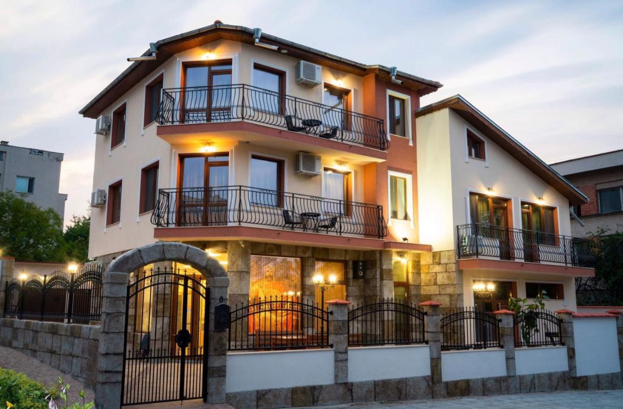Family Hotel Preslav Экстерьер фото